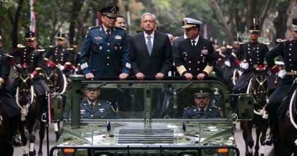 El presidente mexicano acompañado de militares en un acto de febrero de este año. Foto Internet