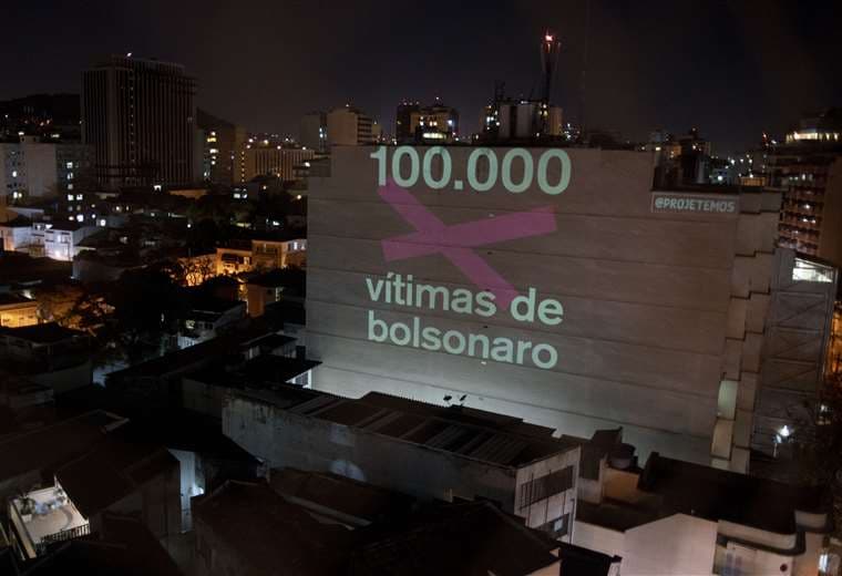 Una proyección en un edificio de Río en honor a las 100.000 víctimas que murieron del nuevo coronavirus en Brasil. Foto AFP