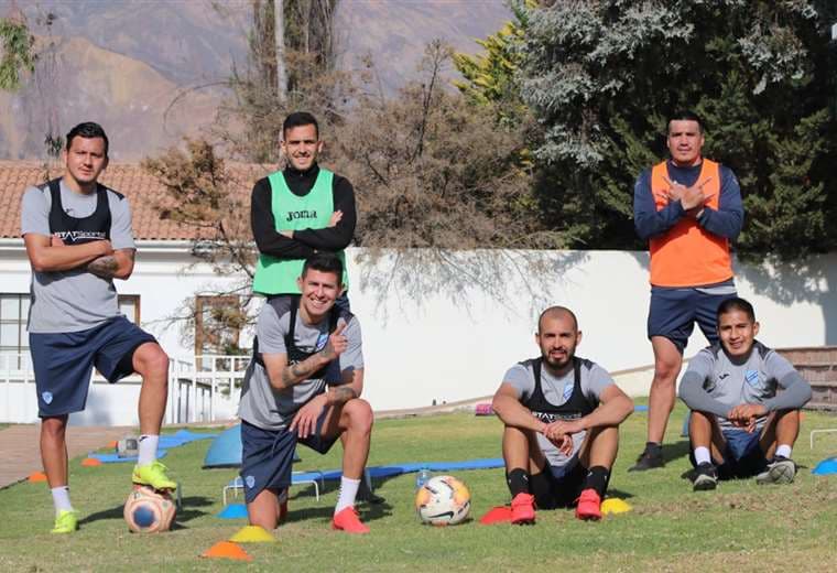 Jugadores de Bolívar posan para la foto previo a una jornada de trabajo en Mecapaca. Foto: club Bolívar