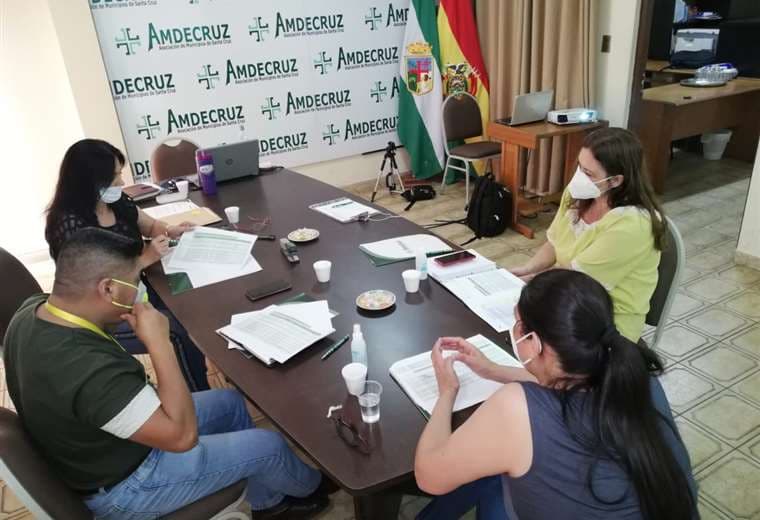Autoridades del Gobierno y de Amdecruz analizan los programas de entrega de recursos (Foto: Amdecruz)