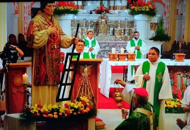 El arzobispo Sergio Gualberti destaca la entrega del patrono San Lorenzo. Fotos: Ricardo Montero