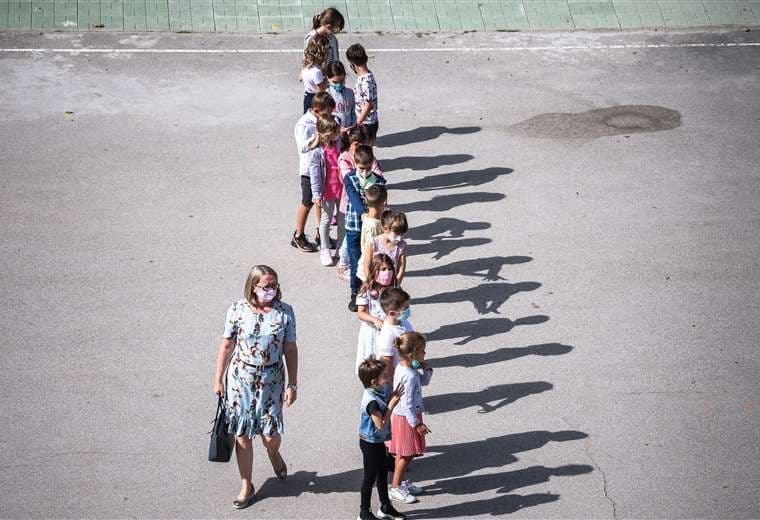 Profesores y alumnos en su primer día de clases en Serbia. Foto AFP