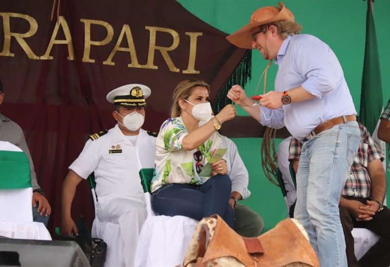 Jeanine Áñez y Adrián Oliva en Caraparí/Foto: David Maygua