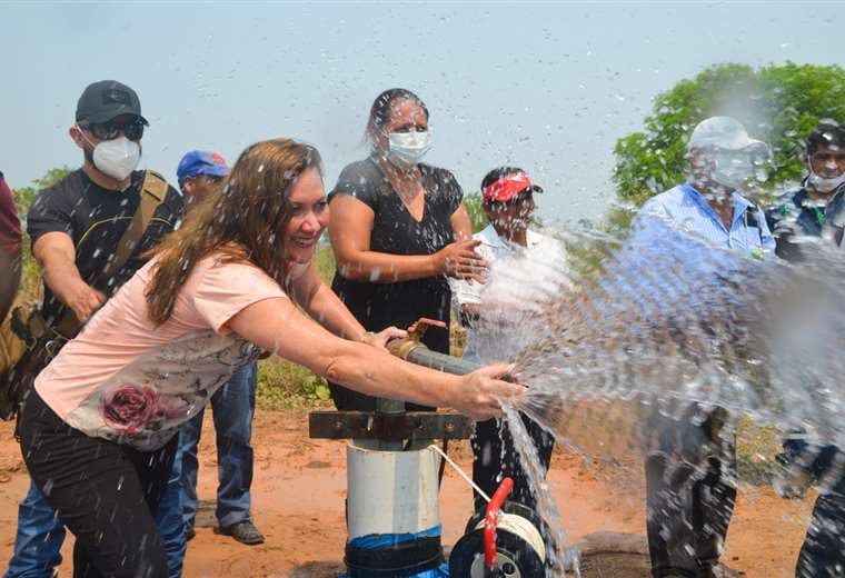 La ministra Eliane Capobianco entregó el pozo de agua en la comunidad Nuevo Amanecer