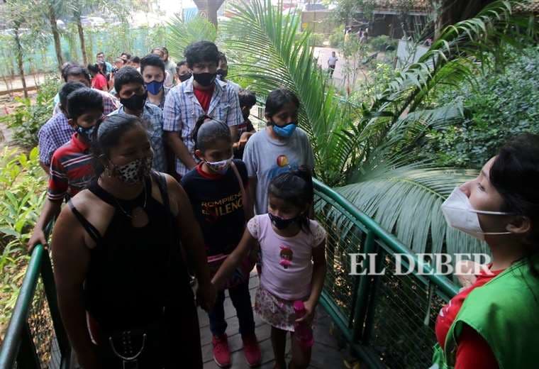 Las familias acudieron en gran cantidad al zoológico. FOTO: Jorge Ibáñez