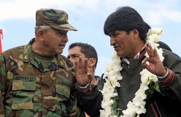 El excomandante junto a Evo Morales I AFP.