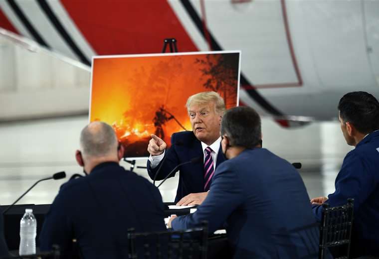 Trump habla con funcionarios de Sacramento sobre los incendios. Foto AFP