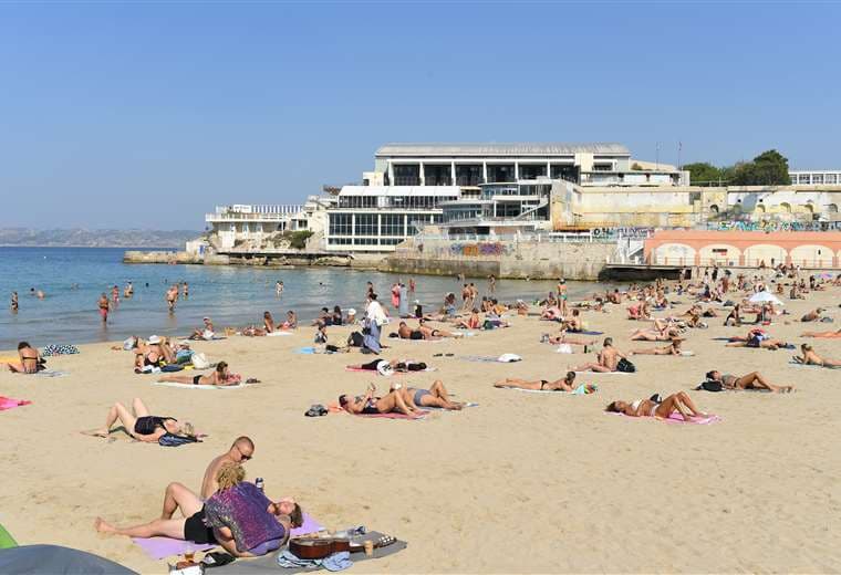 Gente en las playas de Marsella, sureste de Francia. Foto AFP