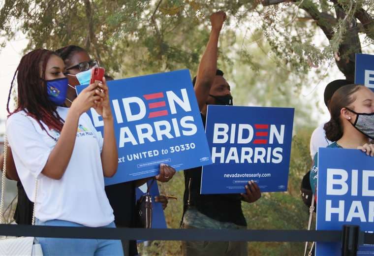 Simpatizantes demócratas esperan a Kamala Harris en Las Vegas. Foto AFP 
