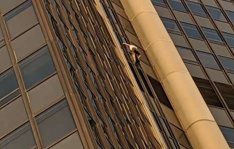 El hombre escalando el edificio. Foto Internet