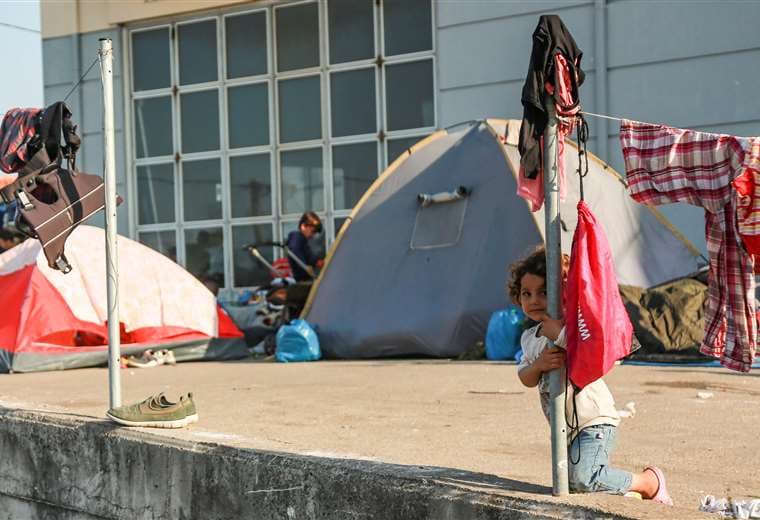 Refugiados se asientan en parqueos y calles en la isla de Lesbos. Foto AFP