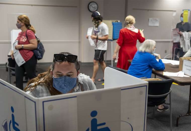 Votantes anticipados en un centro de Fairfax. Foto AFP