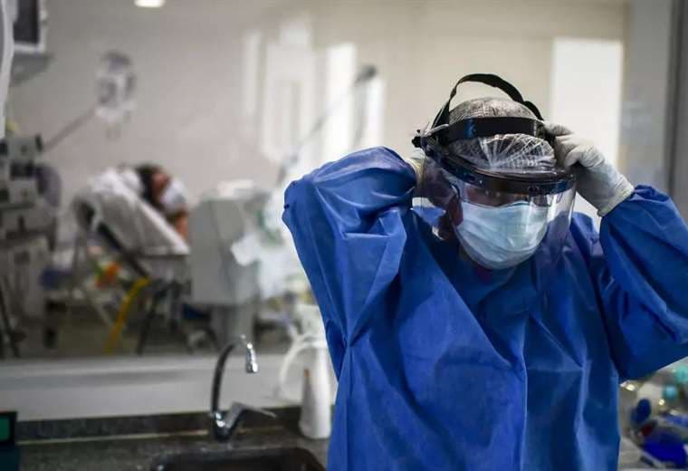 Un médico del hospital Posadas se ajusta su mascarilla. Foto AFP