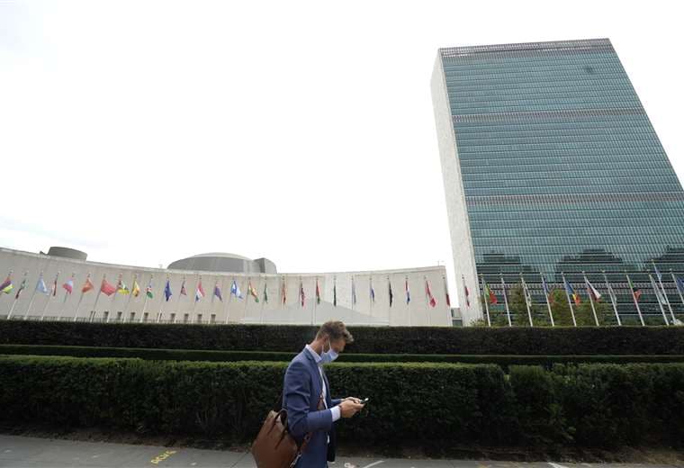 Un hombre camina frente de la sede de la ONU en Nueva York. Foto AFP