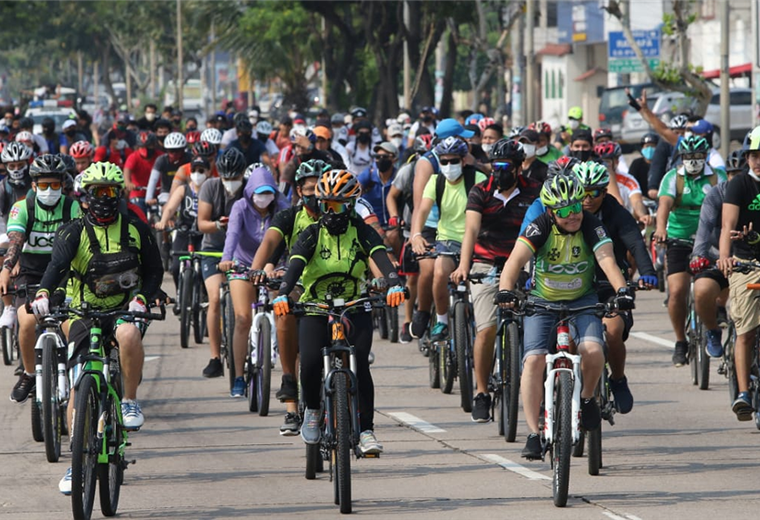 Paseo de ciclistas organizado por la Policía de Santa Cruz. Foto. Hernán Virgo 