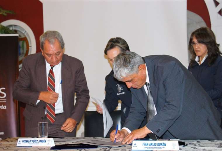Arias, firmando, durante el foro de la construcción apoyó al sector (Foto: Caboco)