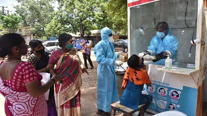 Un puesto de pruebas contra el coronavirus en India. Foto Xinhua
