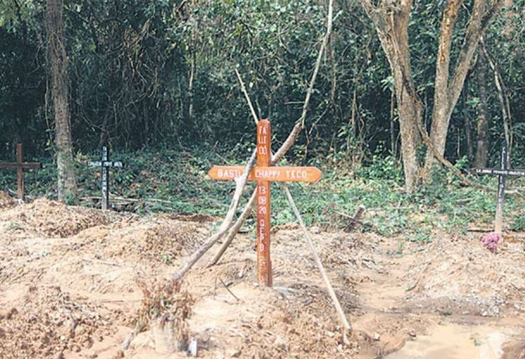 Una cruz en el cementerio Covid-19 de San Ignacio
