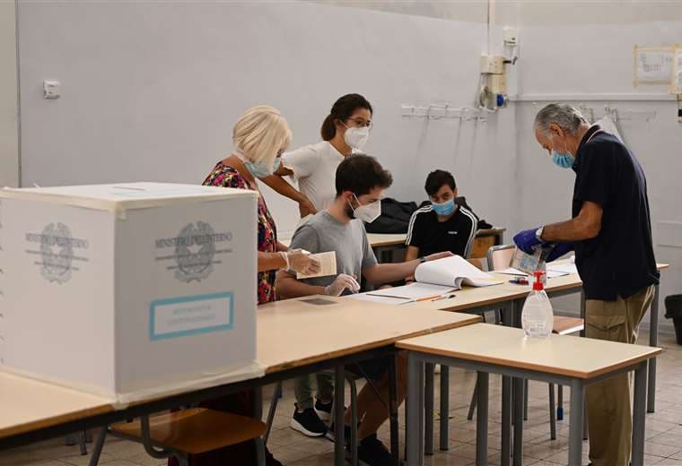 Un centro de votación en Roma. Foto AFP