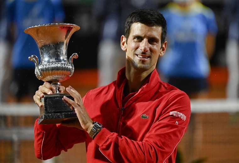 Djkovic muestra el trofeo de campeón del Master de Roma. Foto: AFP