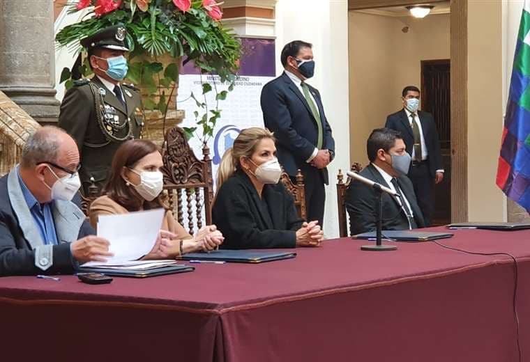 Autoridades durante la firma de convenio I ABI.