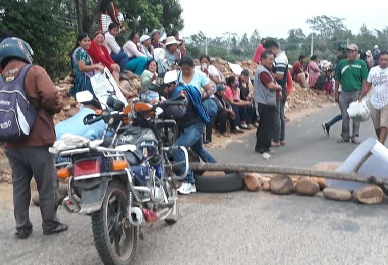 Gremiales bloquean el puente de Yapacaní y piden presencia de la UPRE