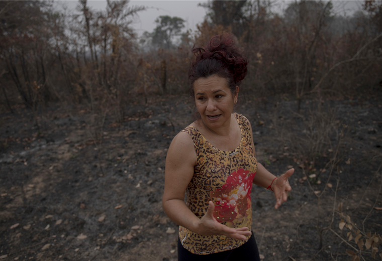 Domingas Ribeiro muestra como el fuego consumió el Pantanal. Foto. AFP