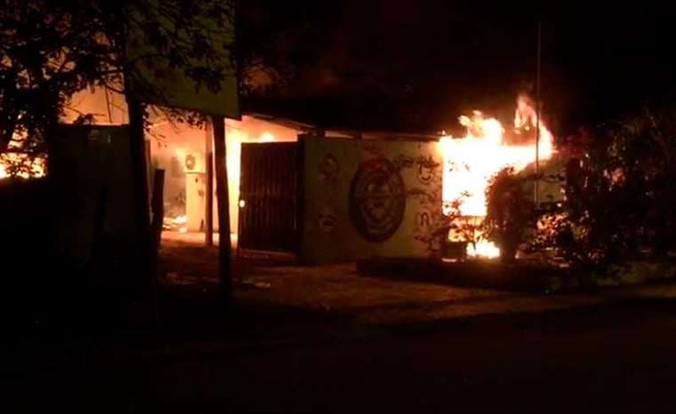 La ira de los vecinos derivó en la quema de las instalaciones policiales