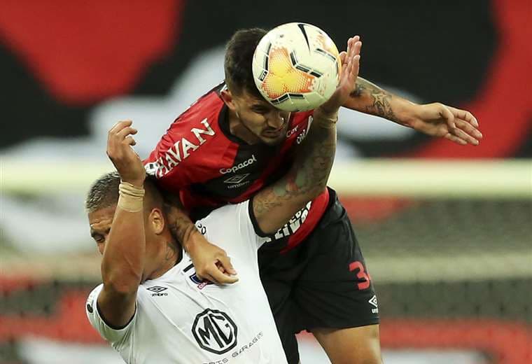 Pedro Henrique, de Parananese, le gana en el salto a un rival. Foto: AFP