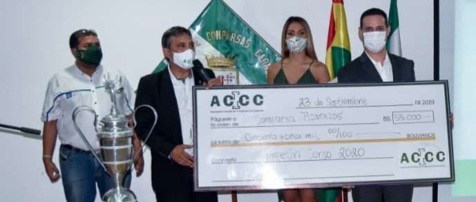 Representantes de los Picarazos, reciben de la ACCC su cheque simbólico de Bs 55.000