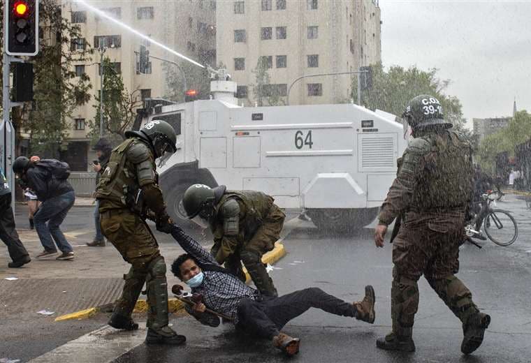 Un manifestante es arrestado por la Policía. Foto AFP