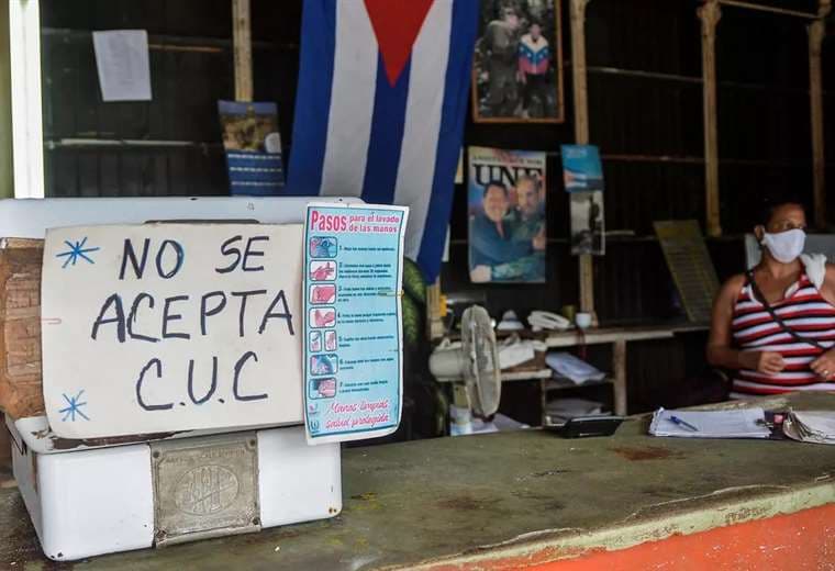 La gente no quiere aceptar los pesos cubanos convertibles. Foto AFP