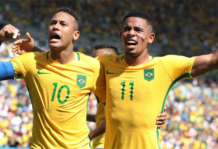 Gabriel Jesús (dcha.) es el socio de Neymar en el ataque de Brasil