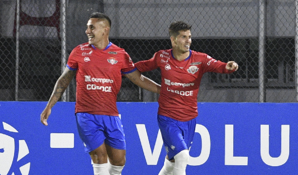 'Patito' Rodríguez (dcha.) celebra su segundo gol. Foto: AFP