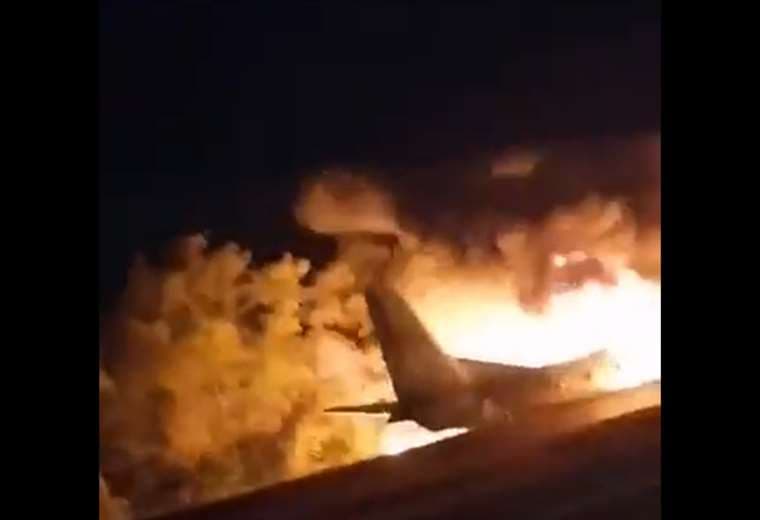 El Antonov incendiado. Captura de pantalla