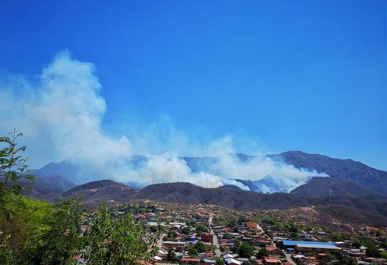 El incendio en el cerro Sararenda no logra ser controlado /fotos: bomberos voluntarios