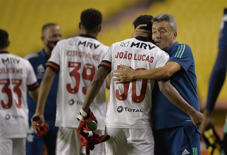 Jugadores de Flamengo son felicitados por su DT, Domènec Torrent. Foto: AFP
