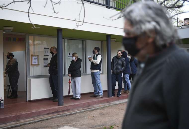 Distancia social y barbijos marcan la jornada electoral en Uruguay. Foto: AFP