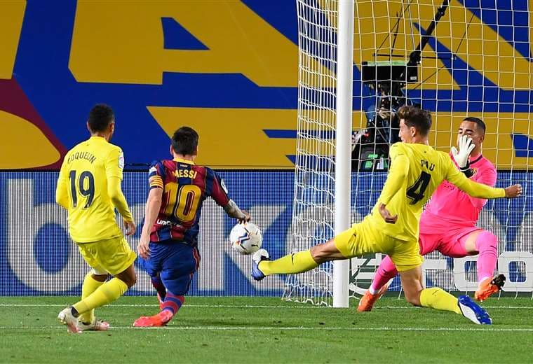 El remate de Messi (10) en el partido del Barcelona contra Villarreal. Foto: AFP