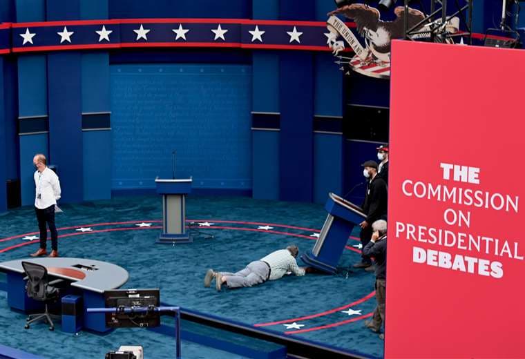 Acomadando el escenario para el debate de mañana. Foto AFP