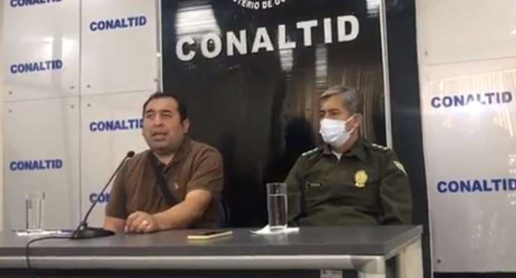 Santamaría (izq.) anunció el hallazgo en conferencia de prensa