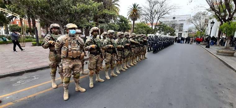 Militares aguardan para patrullar mercados y evitar aglomeraciones