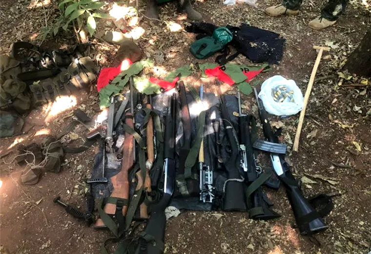 Armas del EPP encontradas en el campamento. Foto: ultimahora.com