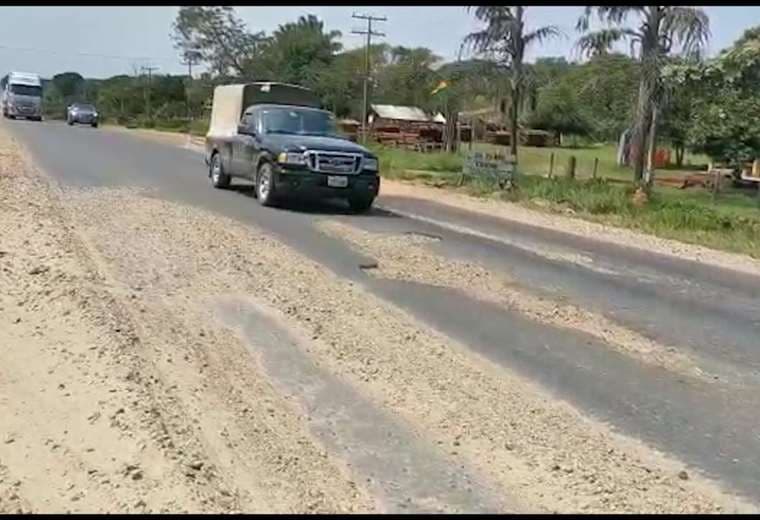 Carretera Montero-Yapacaní con deterioro
