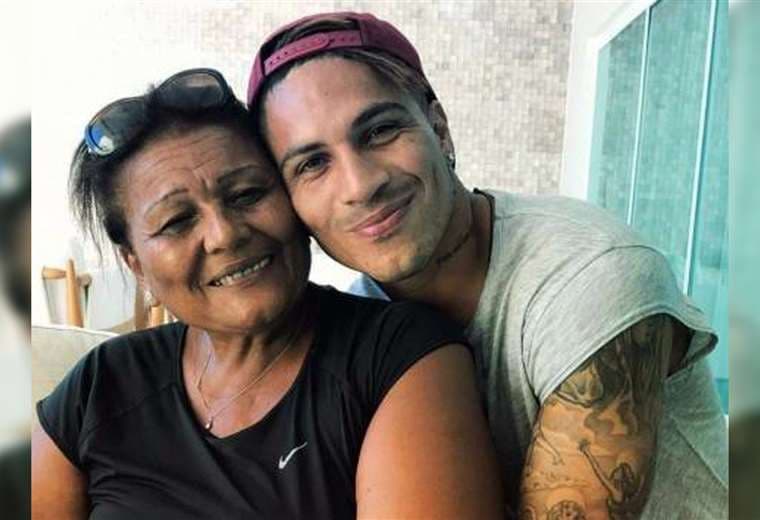Paolo junto a su madre Petronila Gonzales. Foto: Internet