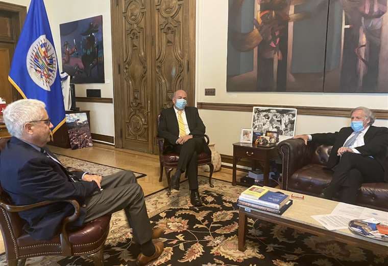 El ministro de Gobierno en reunión con Luis Almagro (Foto: Twitter)
