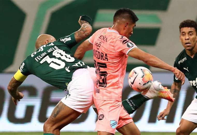 Saavedra disputa la pelota con Felipe Melo. Foto: AFP