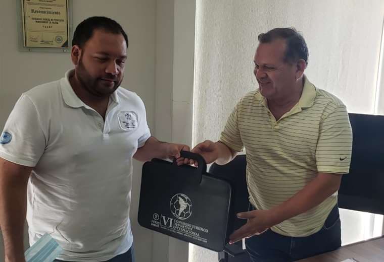 Momento en el que Augusto Chávez (izq) recibe documentación de Fabol. Foto: Fabol