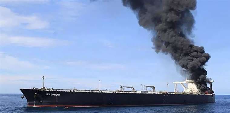 El barco petrolero incendiado. Foto Internet