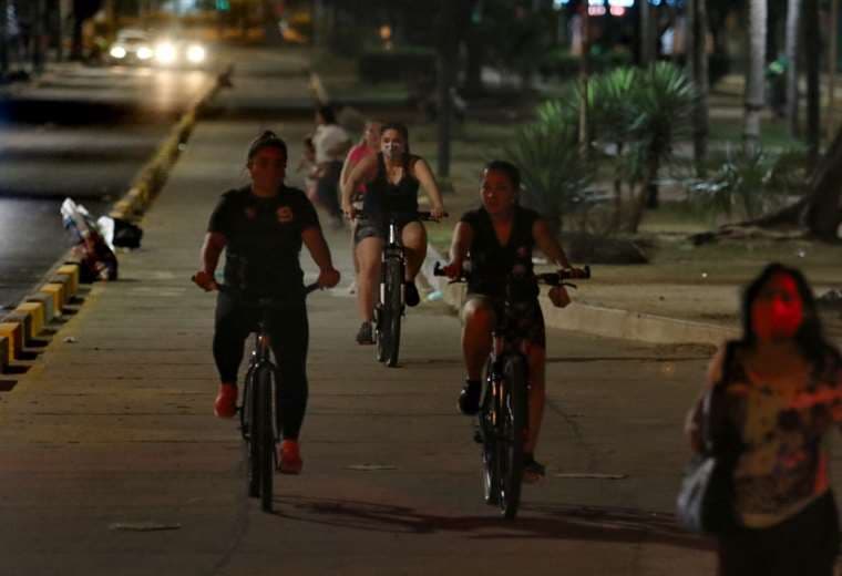 Los ciclistas circulando por el primer anillo viernes en la noche (foto: Jorge Gutiérrez)